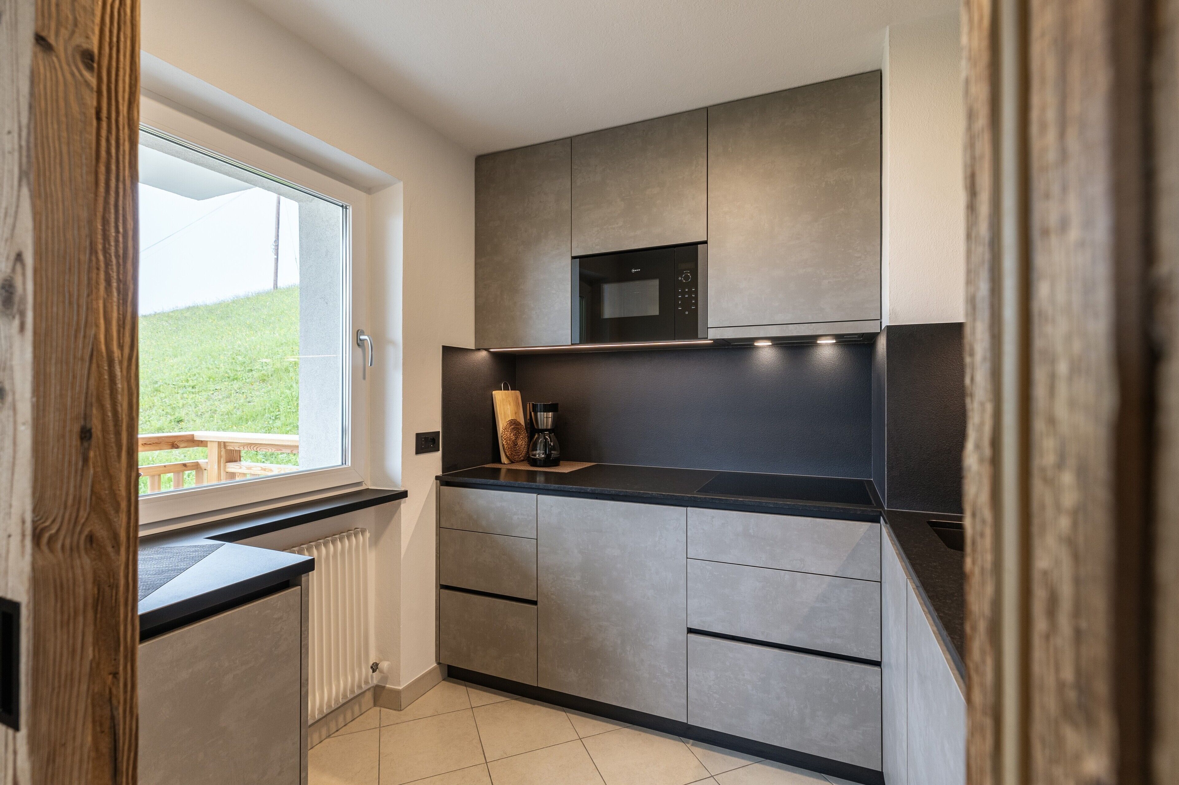 Een koelkast, een oven, een kookplaat, een vaatwasser