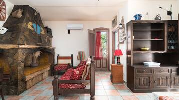 TV, caminetto, impianto stereo