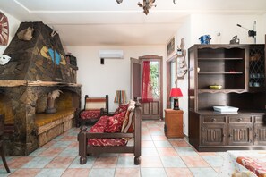 Télévision, cheminée, chaîne hi-fi