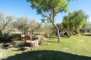 Outdoor dining - Holiday Home "Sa Burrida" with Garden, Covered Terrace & Fireplace (posada)