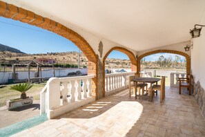Outdoor dining - Holiday Home "Sa Burrida" with Garden, Covered Terrace & Fireplace (posada)