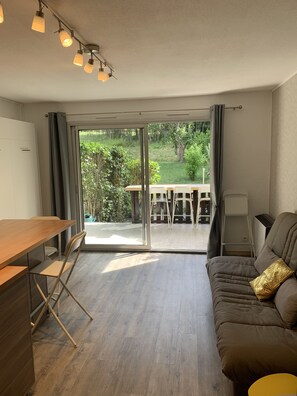 TV - Large studio 4/6 people south facing balcony terrace garden (Barcelonnette)