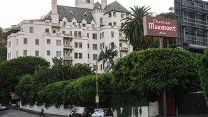 Le Château Marmont, un grand bâtiment blanc doté de nombreux balcons et d’une tour caractéristique.