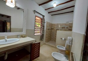 Suihku, ilmaiset hygieniatuotteet, pyyhkeet