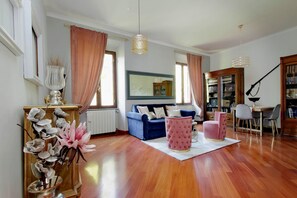 Smart TV, libri, studio