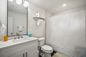 Combined shower/bathtub, hair dryer, towels, soap - Universal Apartment @EADO - 5 km from FIFA Fest (Houston)