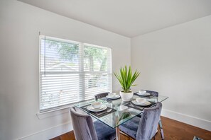 Dining - Universal Apartment @EADO - 5 km from FIFA Fest (Houston)