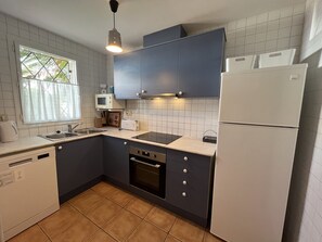 Een koelkast, een magnetron, een oven, een vaatwasser