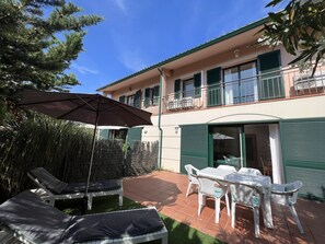 Outdoor dining - Daró 3D 46 - 50m from the beach, A/C, pool, fiber optic (Torroella de Montgri)