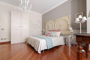 1 bedroom, travel cot, WiFi, bed sheets