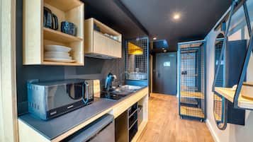 Studio suite, 1 queensize bed, kitchenette | Privékeuken | Een koelkast, een microgolfoven, een kookplaat, een vaatwasser