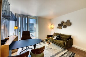 스튜디오 스위트, 퀸사이즈침대 1개, 간이주방 | 거실 공간 | 케이블 채널 시청이 가능한 32인치 스마트 TV, TV, 사무실