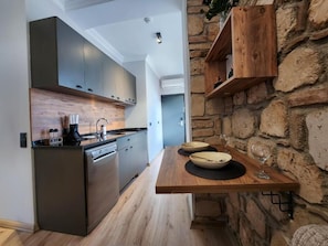 Departamento superior, 1 habitación, balcón | Ropa de cama de alta calidad y escritorio 