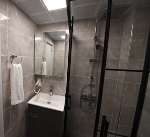 Shower, rainfall showerhead, free toiletries, hair dryer - Sera Homes (Antalya)