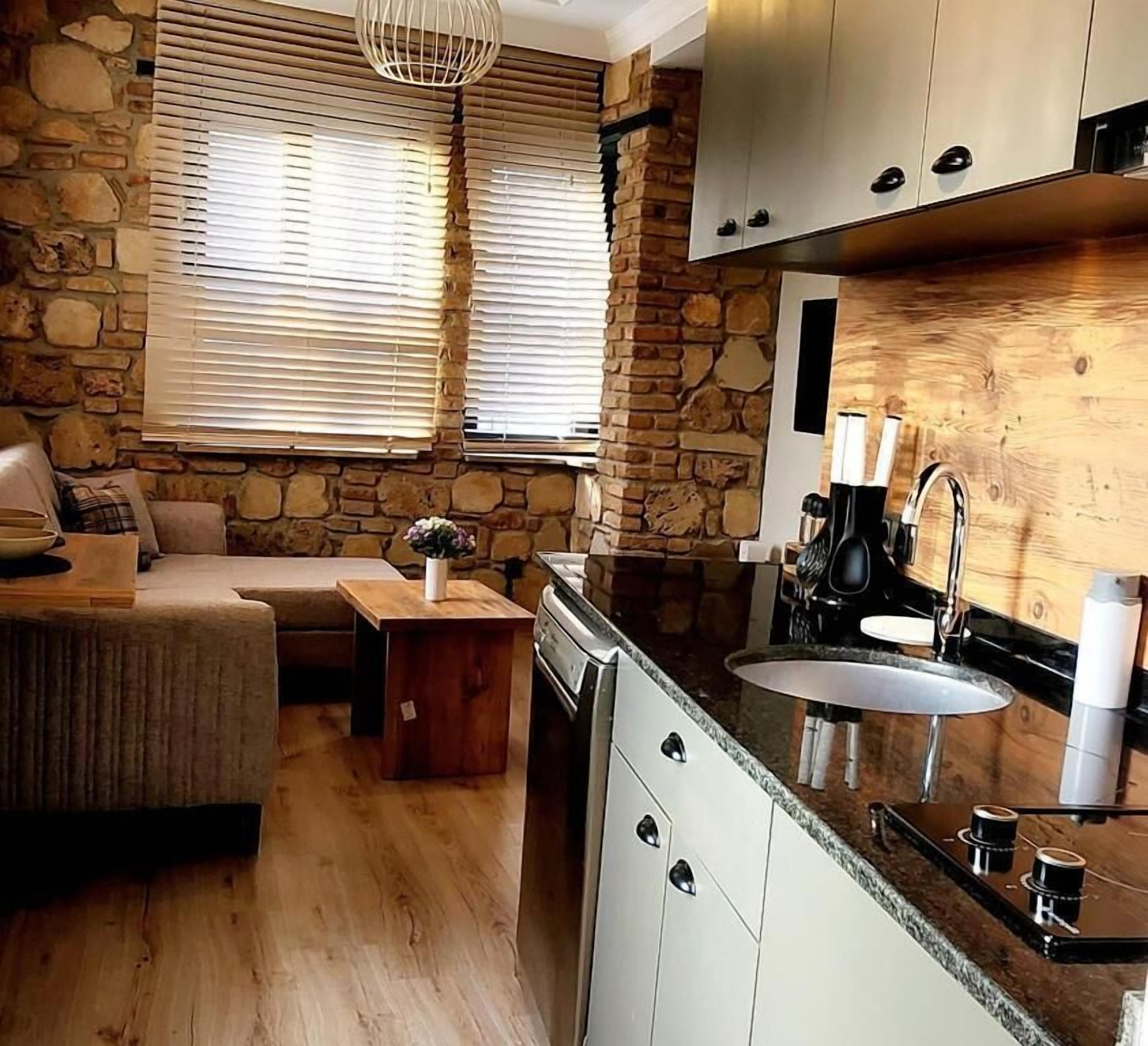 Superior appartement, 1 slaapkamer, balkon | Luxe beddengoed, een bureau, een laptopwerkplek