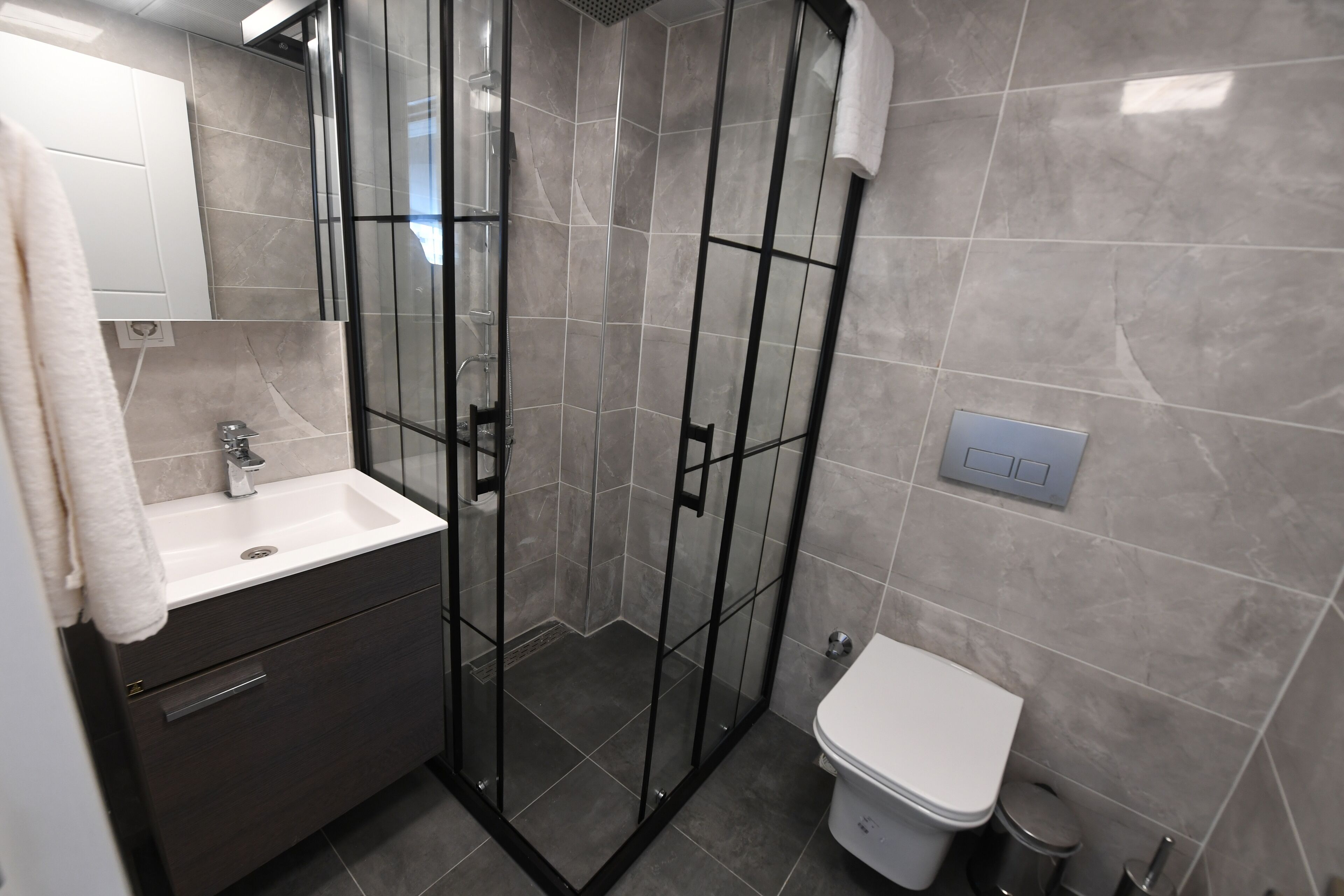 Shower, rainfall showerhead, free toiletries, hair dryer