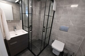 Een douche, een regendouche, gratis toiletartikelen, een haardroger