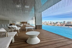 Outdoor pool - The Granite Luxury Hotel (George Town)