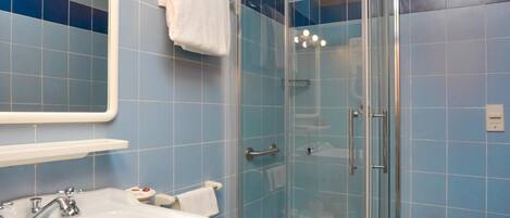 Un baño con ducha, inodoro y lavamanos.
