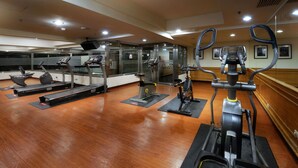 A gym with treadmills, elliptical machines, and stationary bikes. - Cheng Pao Hotel (Puli)