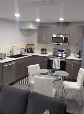 Fridge, microwave, oven, stovetop - Royal Castle Suites  (Edmonton)
