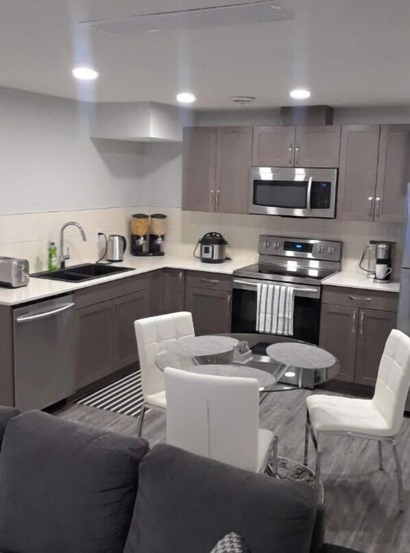 Kühlschrank, Mikrowelle, Ofen, Herdplatte