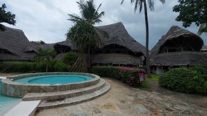 Kolam renang outdoor