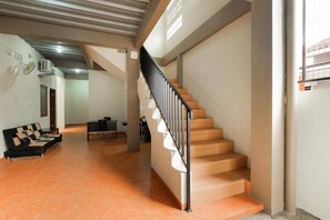 Interior - OYO 90045 Annafi Apartel (Ngaglik)