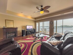 Een smart-tv en een open haard