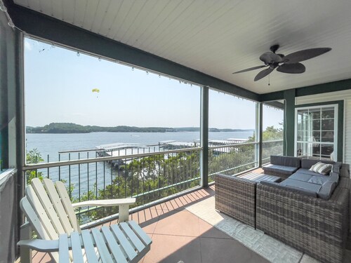 HT901 - Impressive lakefront condo!