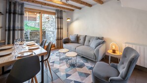 Living area - Cozy Chalet with Garden, Near Ski Lifts and Free Bus (Méribel)