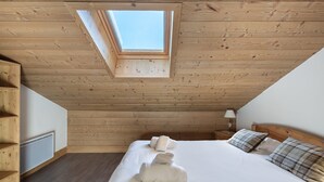 Room - Cozy Chalet with Garden, Near Ski Lifts and Free Bus (Méribel)