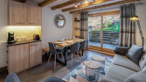 Living area - Cozy Chalet with Garden, Near Ski Lifts and Free Bus (Méribel)