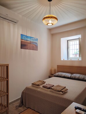 2 slaapkamers, een strijkplank/strijkijzer, reisbedje, gratis wifi