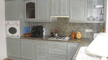 Een koelkast, een magnetron, een oven, een kookplaat