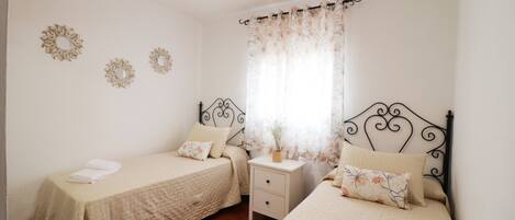 2 chambres, coffres-forts dans les chambres, fer et planche Ă repasser