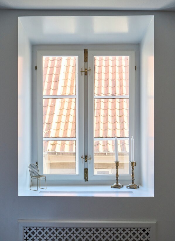 A window with a white frame, two glass panes, and a metal latch. - Perfect location, cozy and elegant, with one of the largest bathrooms in the city (København)