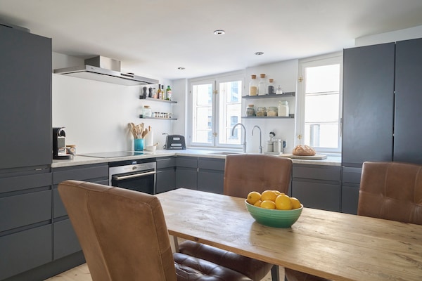 Een koelkast, een magnetron, een oven, een kookplaat