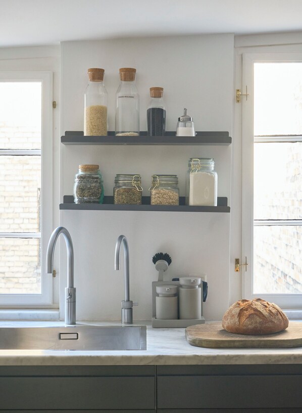 ثلاجة، ميكروويف، فرن، موقد طهي مسطح