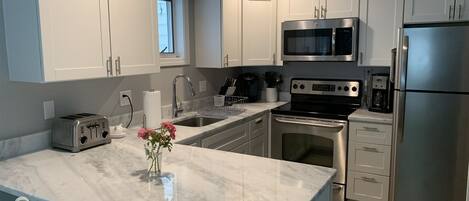 Réfrigérateur, four à micro-ondes, un four, surface de cuisson