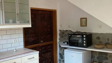 Een koelkast, een oven, een kookplaat, een koffiezetapparaat/waterkoker