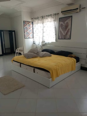 House | 6 bedrooms, free WiFi, bed sheets - Striking 4-bed Gated House in Awoshie (Awoshie)