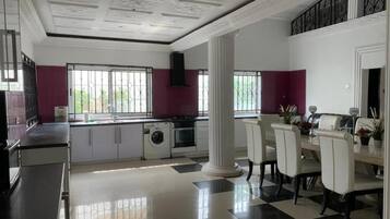Rumah | Dapur pribadi | Lemari es, microwave, oven, dan kompor