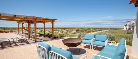 Outdoor pool, pool umbrellas, sun loungers