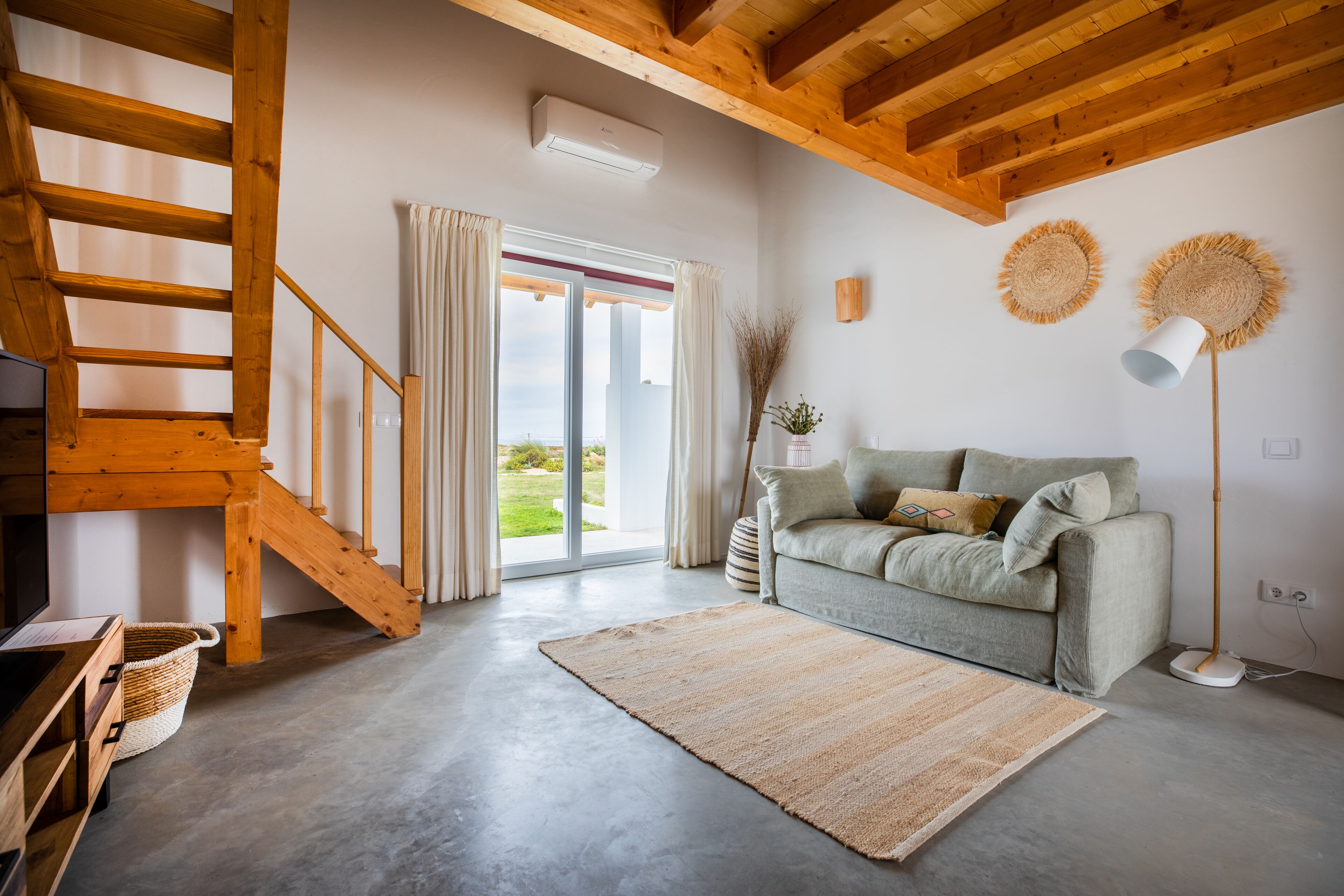 風格開放式客房 | 起居區 | 25-吋平面電視，提供有線頻道