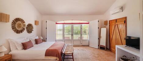 Rumah Deluks | Seprai premium, minibar, kedap suara, dan setrika/meja setrika