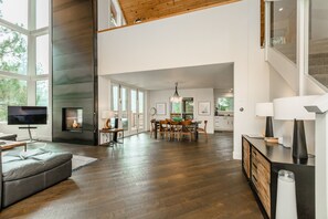Televisión, chimenea, futbolito y bocina smart