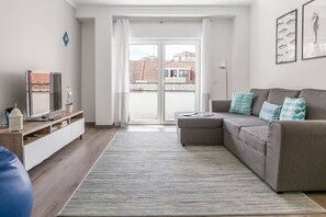 TV - Beach Apt with Balcony - 2 min walk to the beach by Lisbeyond (Costa da Caparica)
