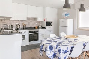 Køleskab, mikrobølgeovn, ovn, kogeplade