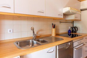 Køleskab, mikrobølgeovn, ovn, kogeplade